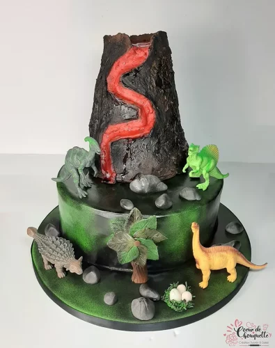 Gâteau pâte à sucre dinosaure(chocolat blanc et framboise)