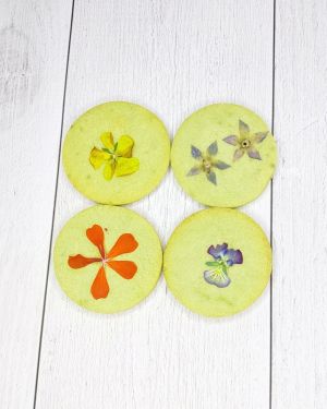 Sablés aux fleurs – thé matcha